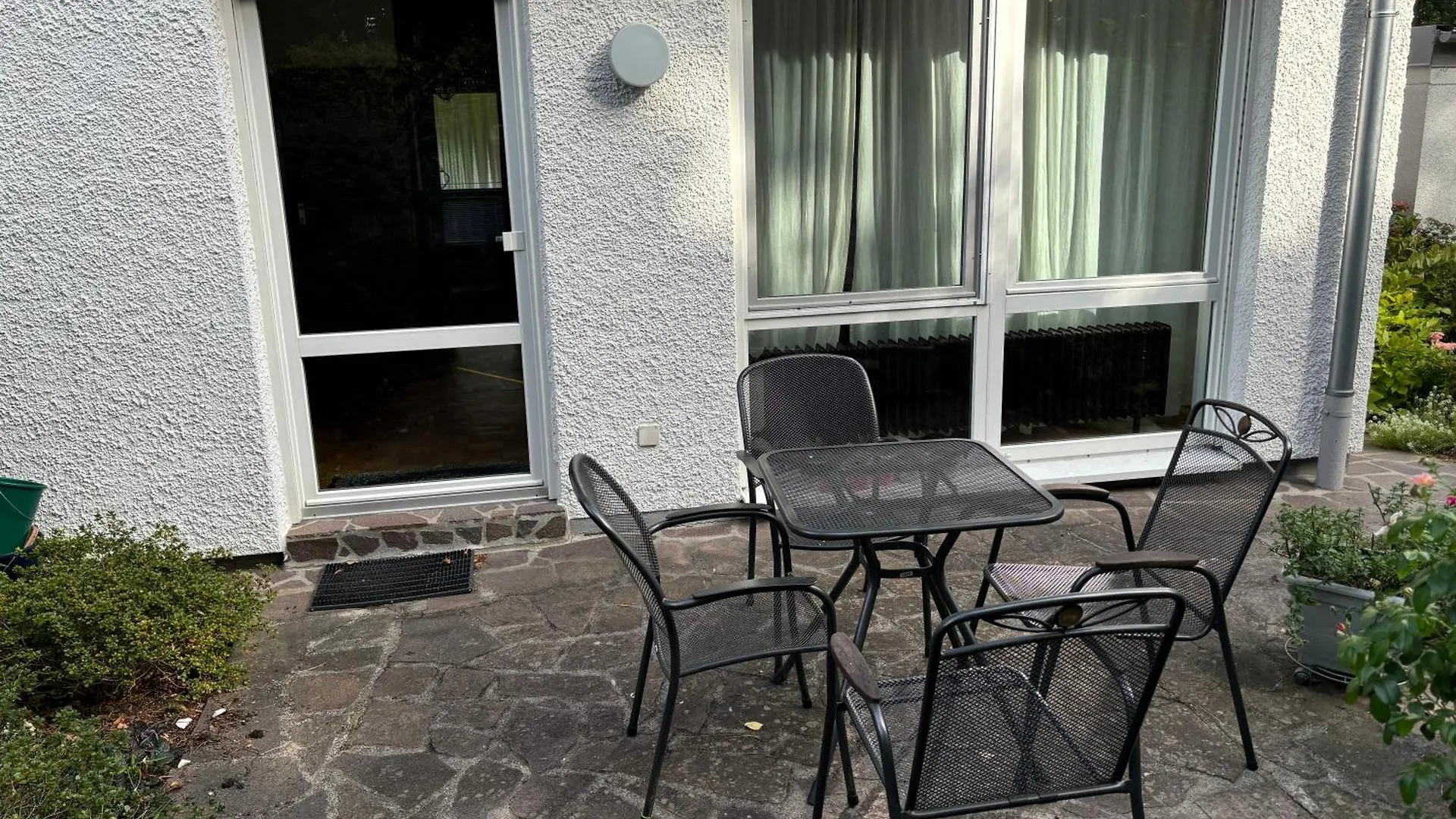 Gartenoase In Der Universitaetsstadt 3 Zimmer Haus Mit Parkplatz Erlangen 0*,  Germany